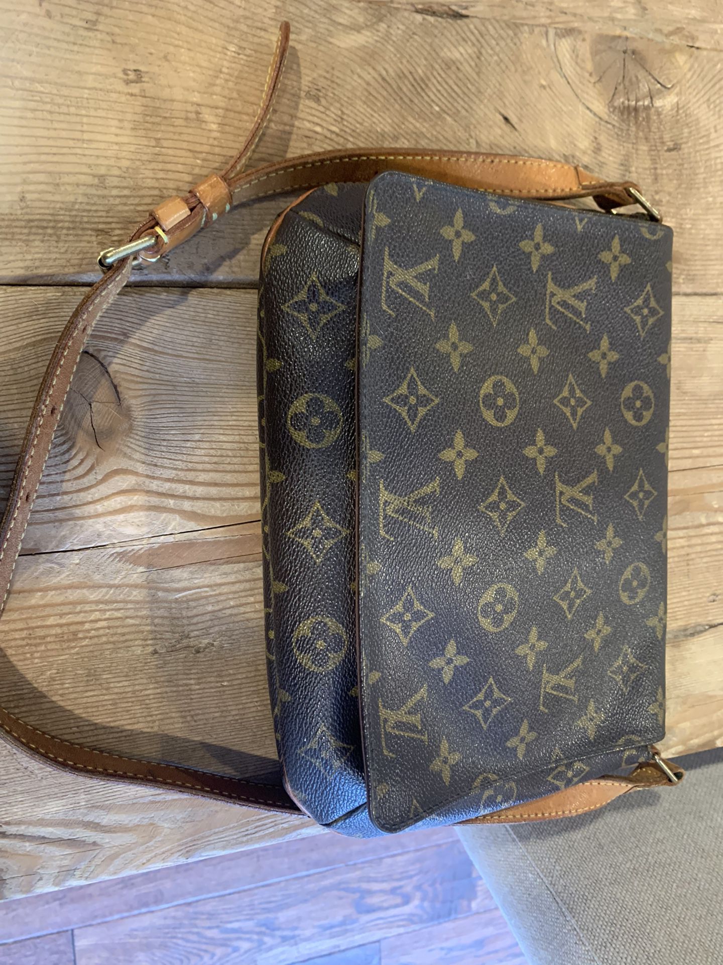 Louis Vuitton Bag for Sale in Commack, NY - OfferUp