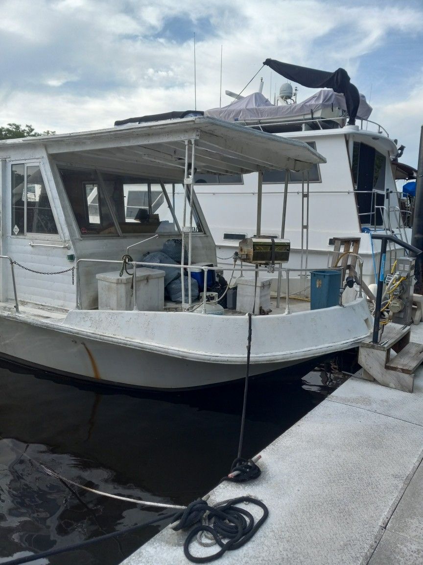 House Boat In Sanford Needs Love