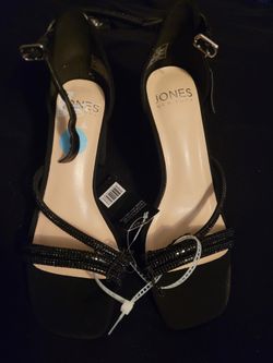 Embellished JONES NEW YORK
Ealton Sandals size 6 black