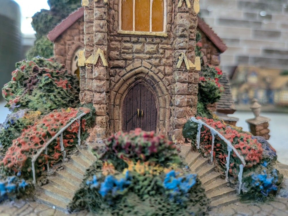 Thomas Kinkade Windermere Church Lamplight Village Collection Hawthorne.
