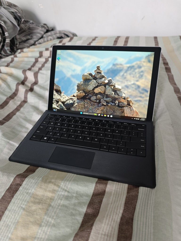 Microsoft Surface Pro 5 (i5 + 256GB/8GB RAM)
