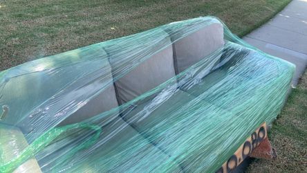 Comfortable couch, thick cushions no stains excellent condition