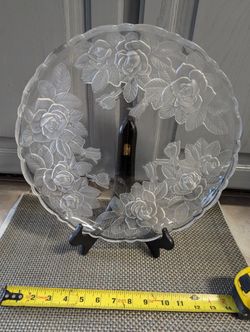 A Big Beautiful Plate With Roses Designs 