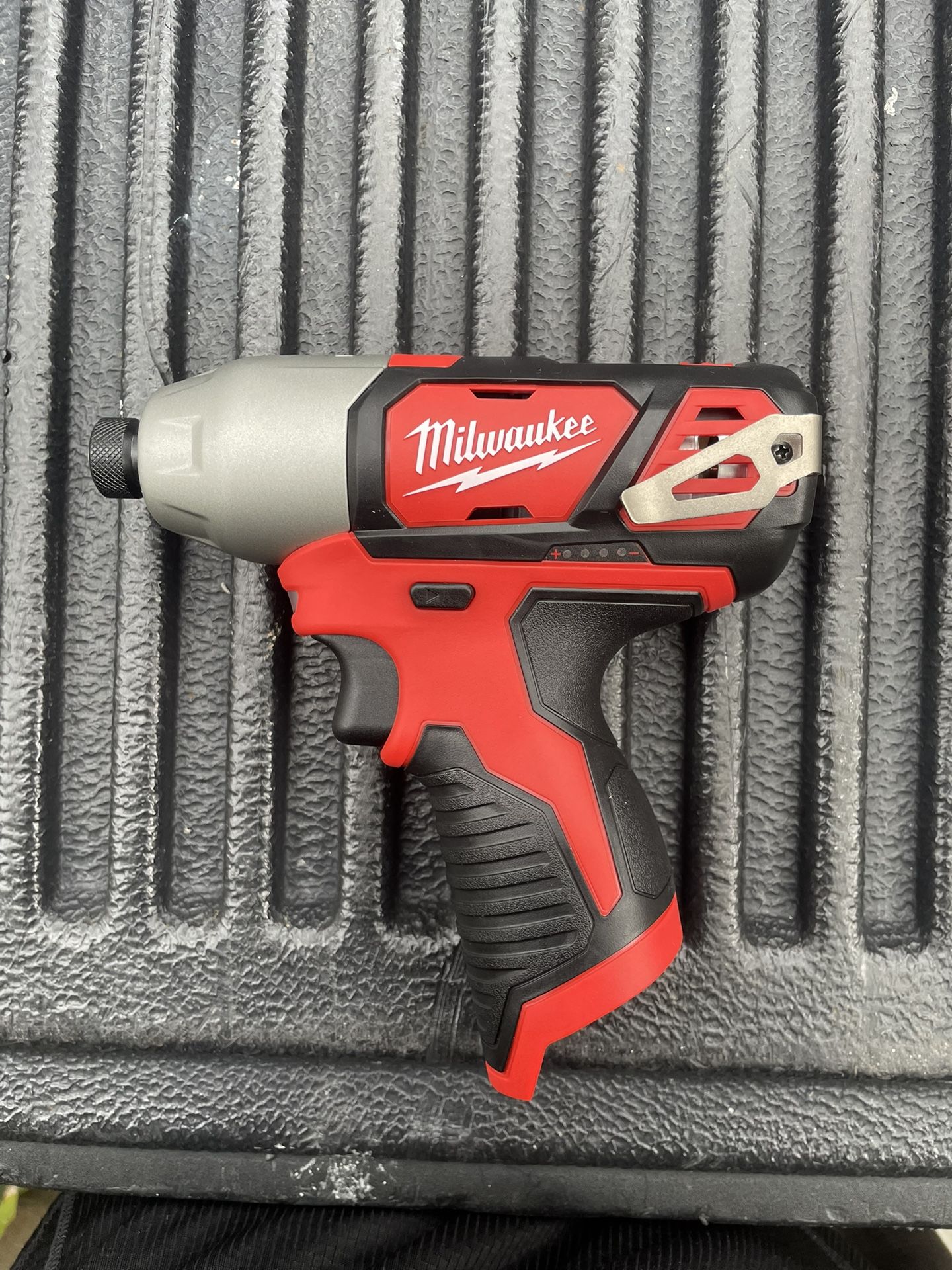 Milwaukee M12 1/4″ Impact Driver – Bare Tool Milwaukee M12 Destornillador de Impacto 1/4″ – Solo la herramienta