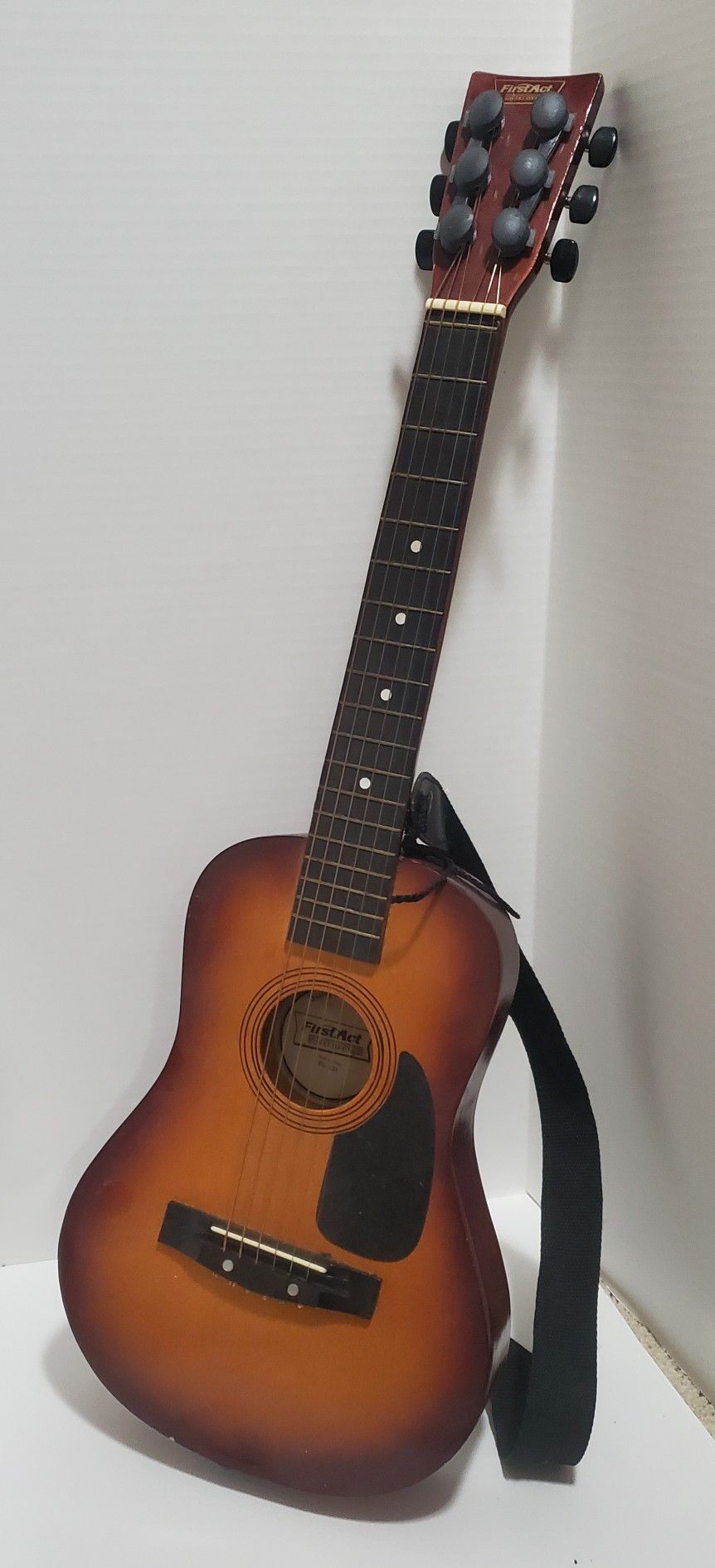 First Act Discovery Acoustic Guitar - Sunburst Finish with Strap 