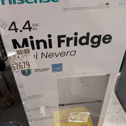 Hisense 4.4-cu ft Mini Fridge ( Silver ) ENERGY STAR