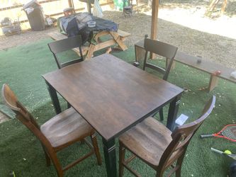 beutiful all wood dinjng table 