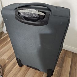 Non-carry-on travel suitcase 