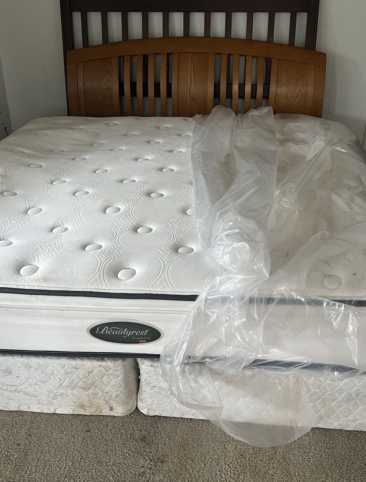 USED KING SIZE MATTRESS WITH BOX SPRING DELIVERY AVAILABLE for Sale in