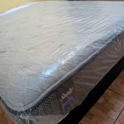 Sealy 12-inch Que,en Performance mattre,ss and box spri,ng.

