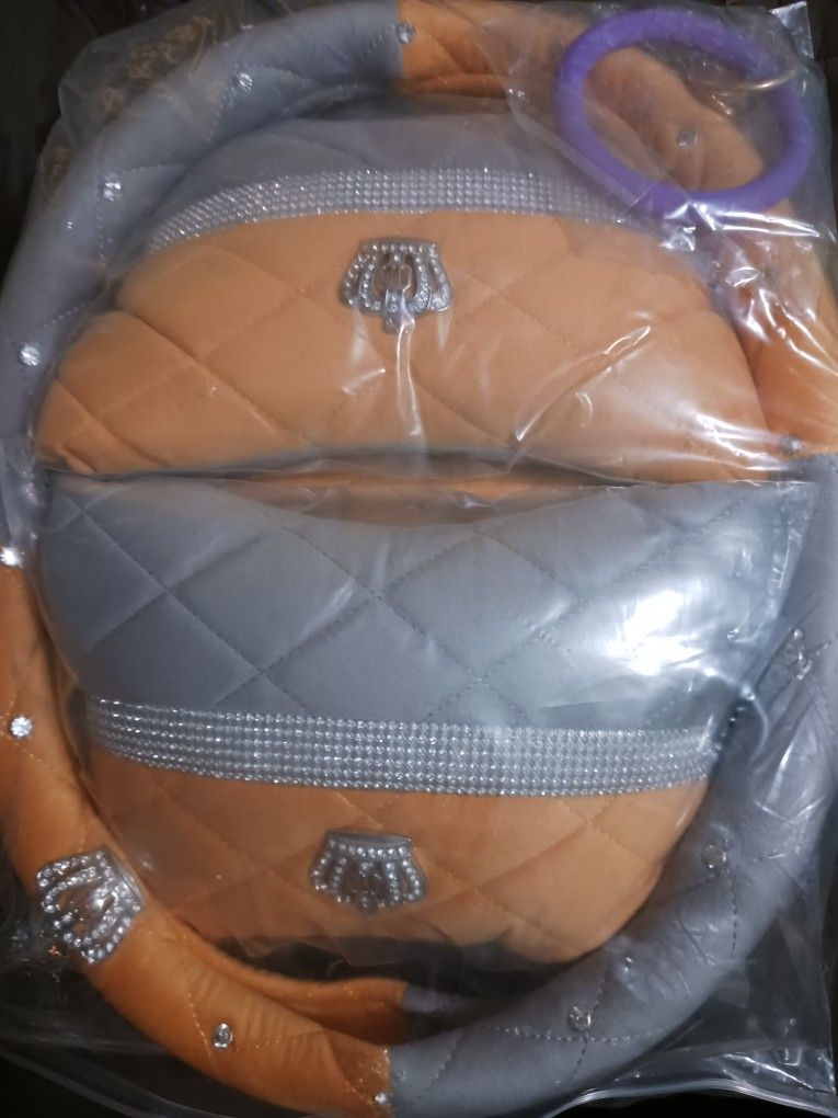 New King's Steering Wheel Cover With Pillows
