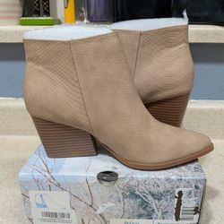 Chelsea Boot Size 5.5. New In Box 