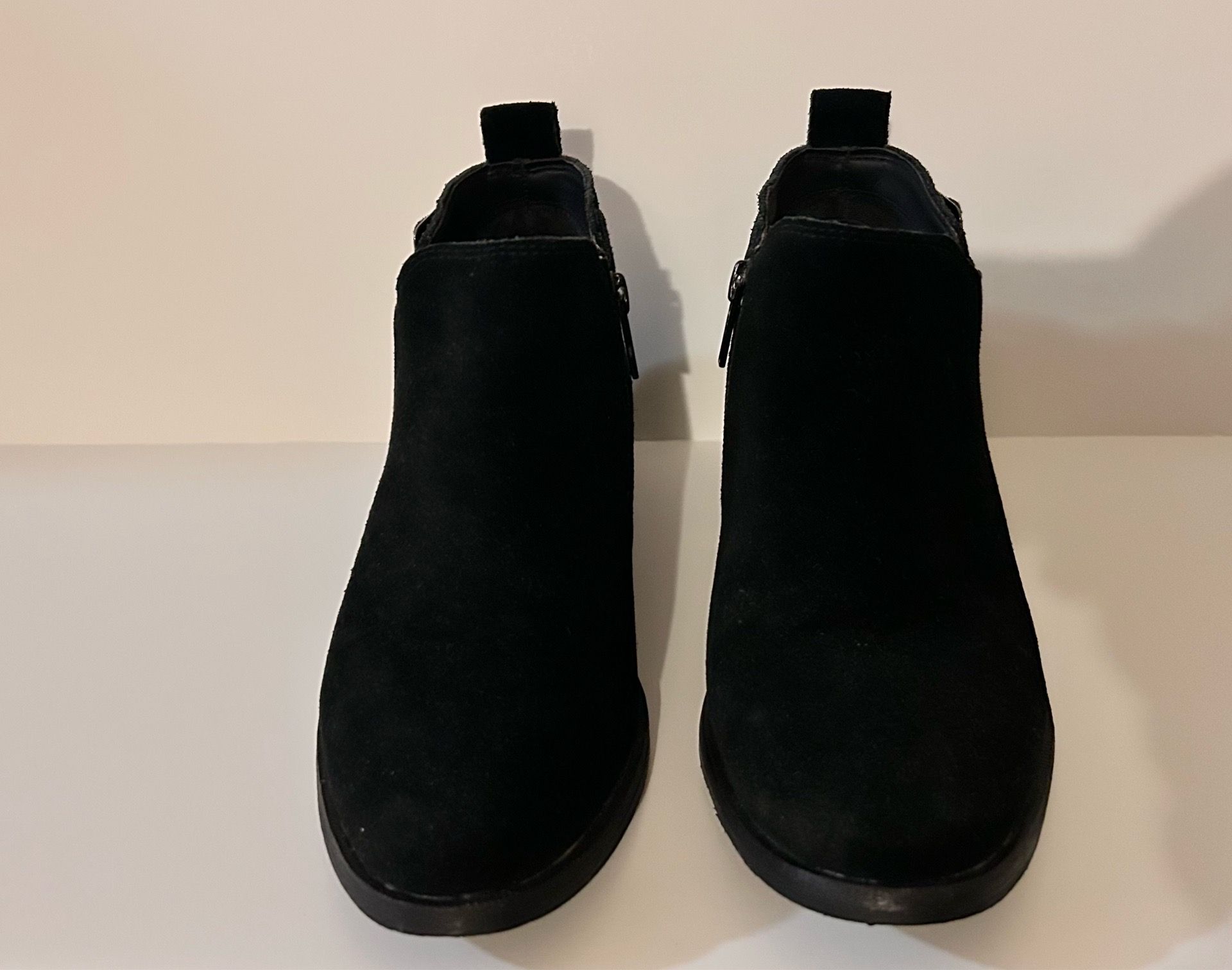 UGG leather boots, with zipper. Black color/ size 7.