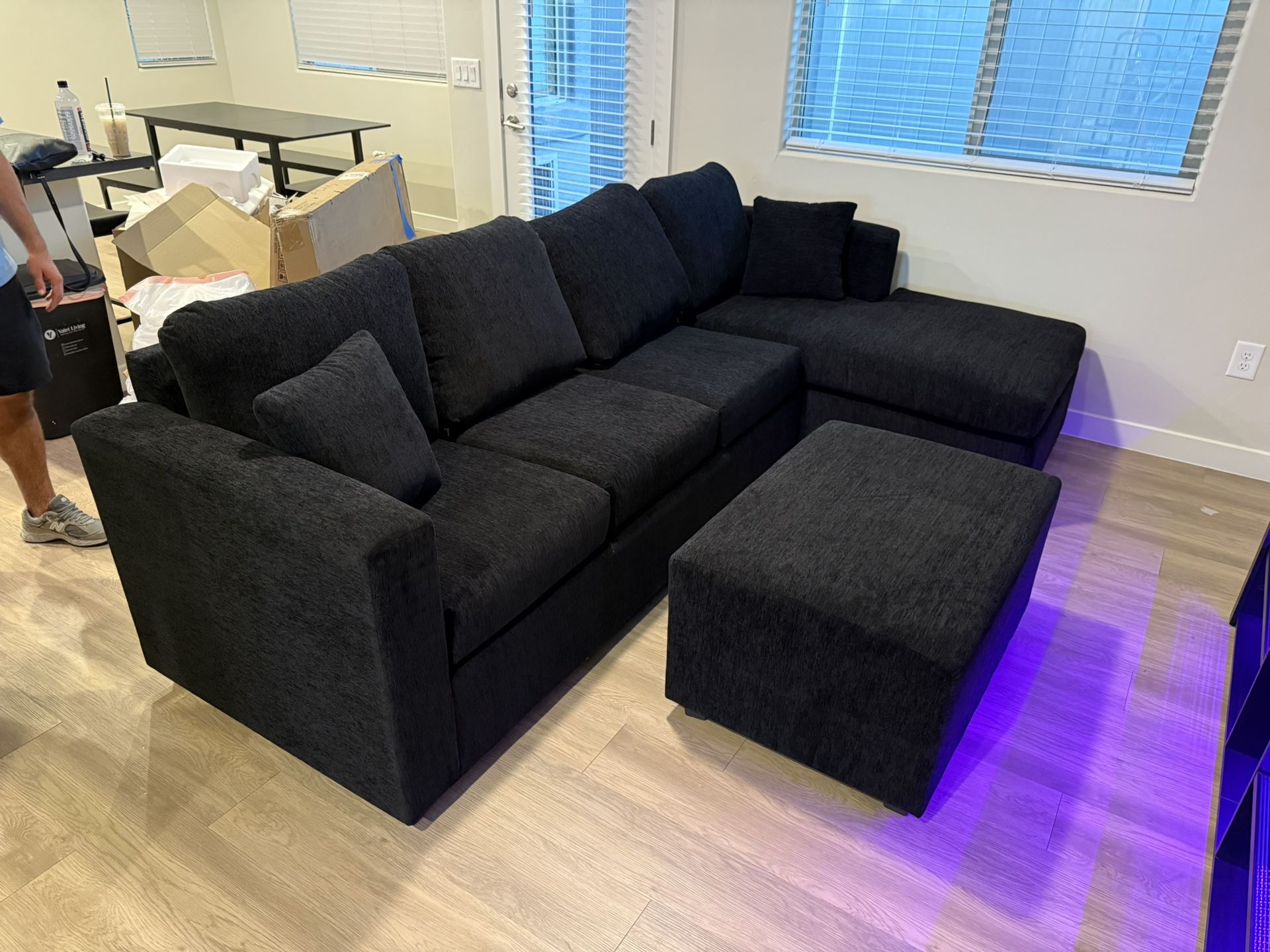 💥amazing Deal 💥brand New Black Sectionals With Free Ottoman 