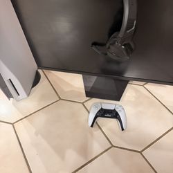 PS5 W/MONITOR AND HEADSET