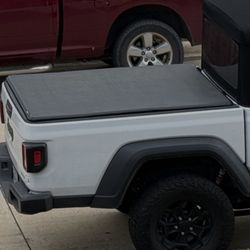 Jeep Gladiator Folding Bed Cover