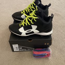 Used, In Great Condition. Under Armour Youth Football Shoes Size 6