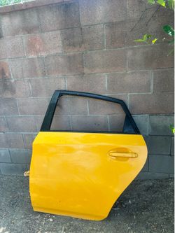 REAR DRIVER SIDE DOOR 2015 TOYOTA PRIUS 3ER GENERATION (SHELL) WITH HINGES.