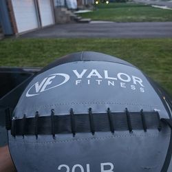 VALOR FITNESS 20 lbs MEDICINE EXERCISE  BALL LIKE NEW
