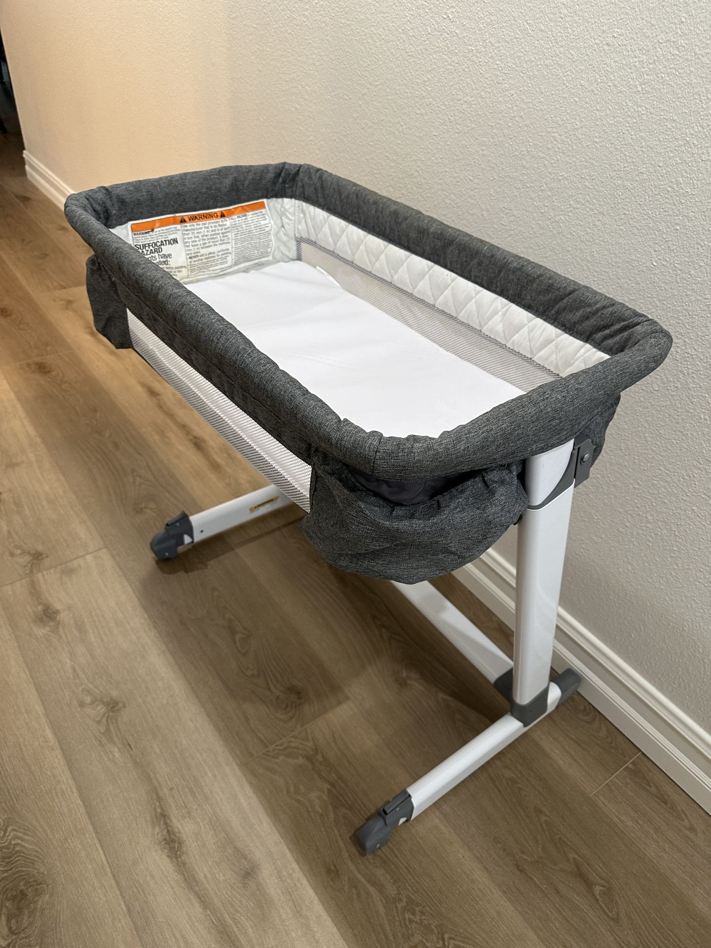 Simmons Sleeper Baby Bassinet - See Stain Shown In Picture 