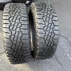 Tengo un par de llantas en muy buenas condiciones, marca GOOD YEAR 265/70R17 instaladas y balanceadas por el mismo precio $145