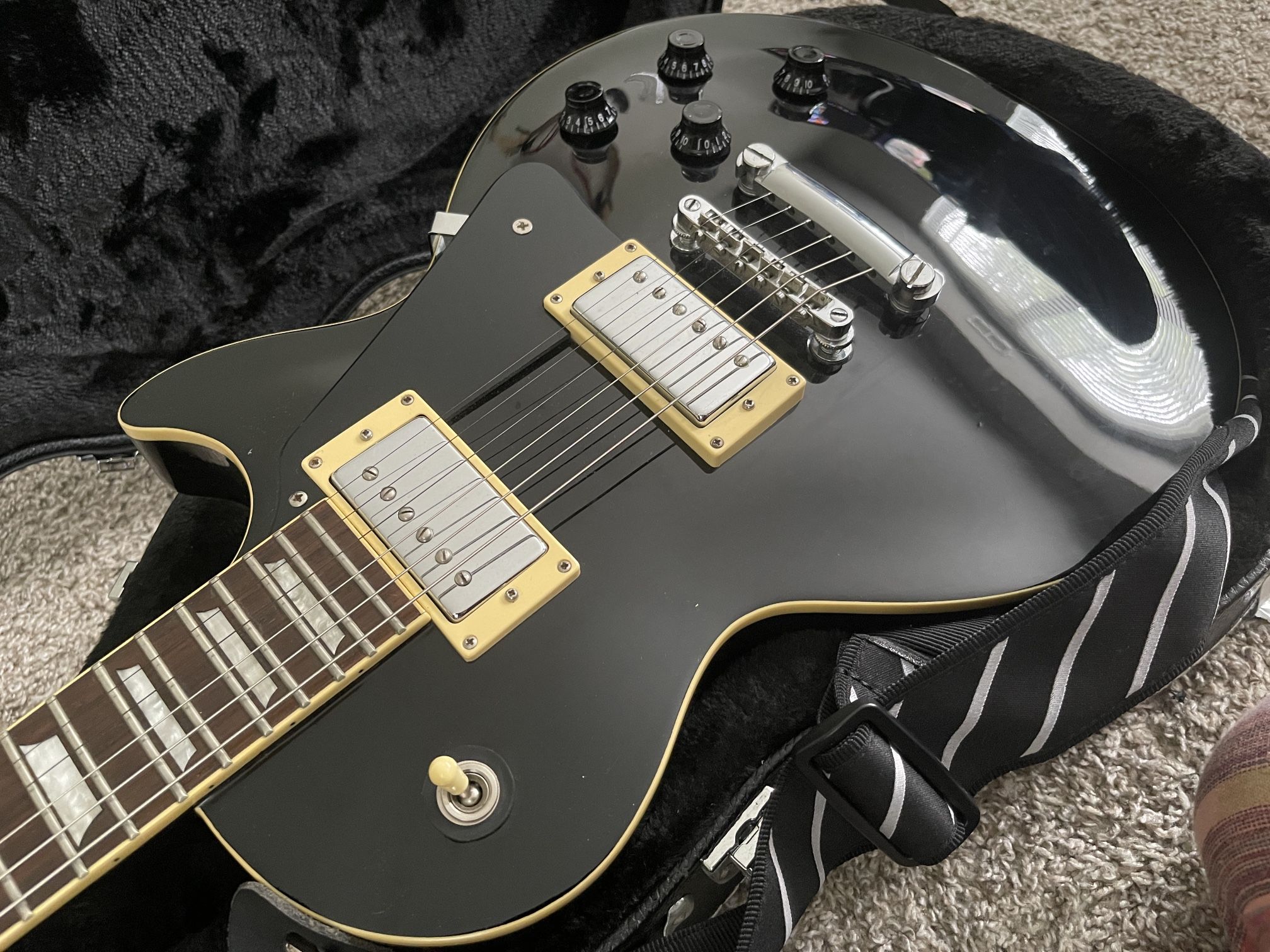 Epiphone Standard Les Paul Ebony + Hard Case