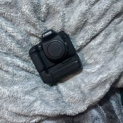 Canon EOS 7D Body w/ Canon BG-E7 Battery Grip