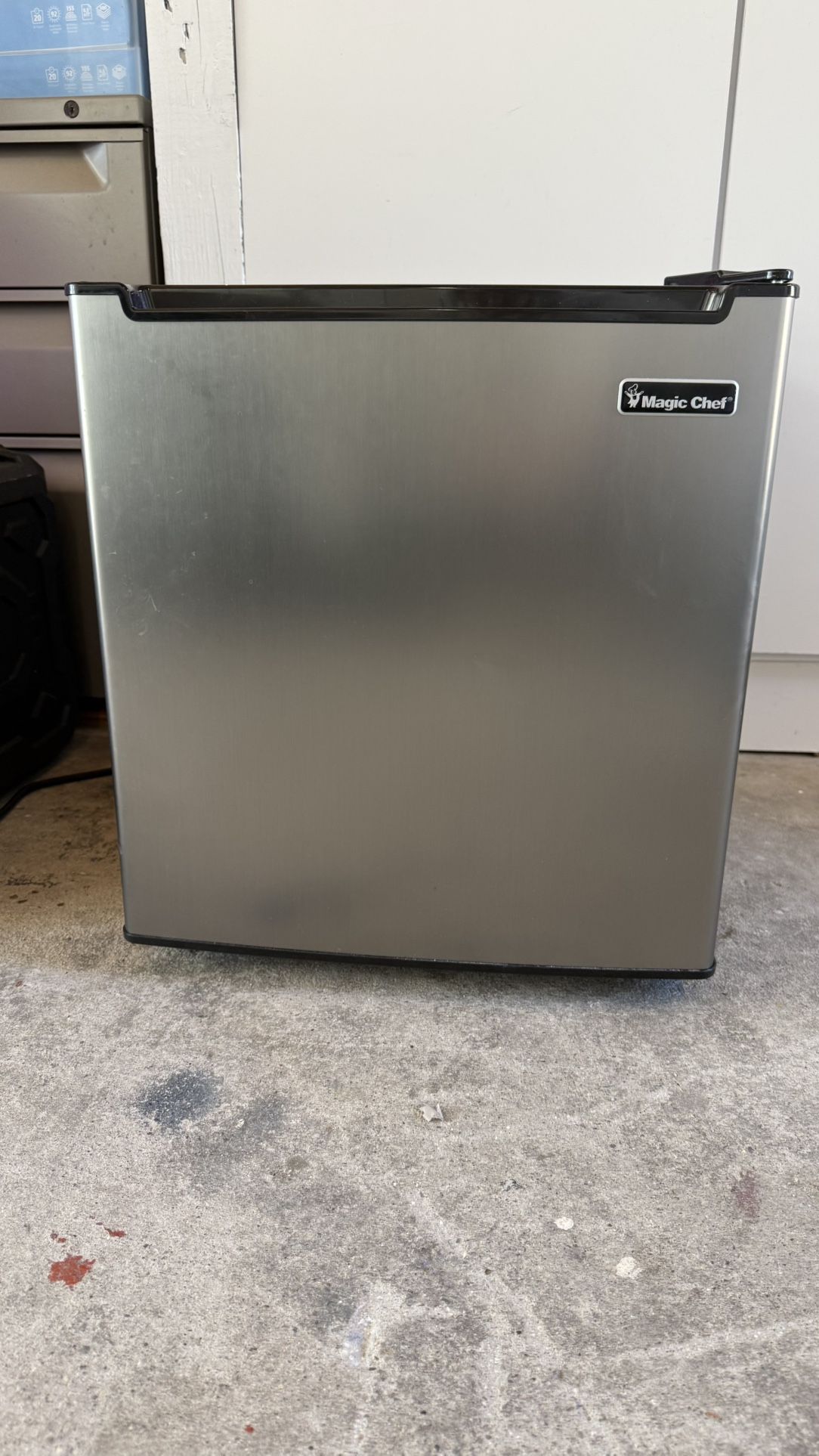 Magic Chef 1.7 cu. ft. Freezerless Mini Fridge