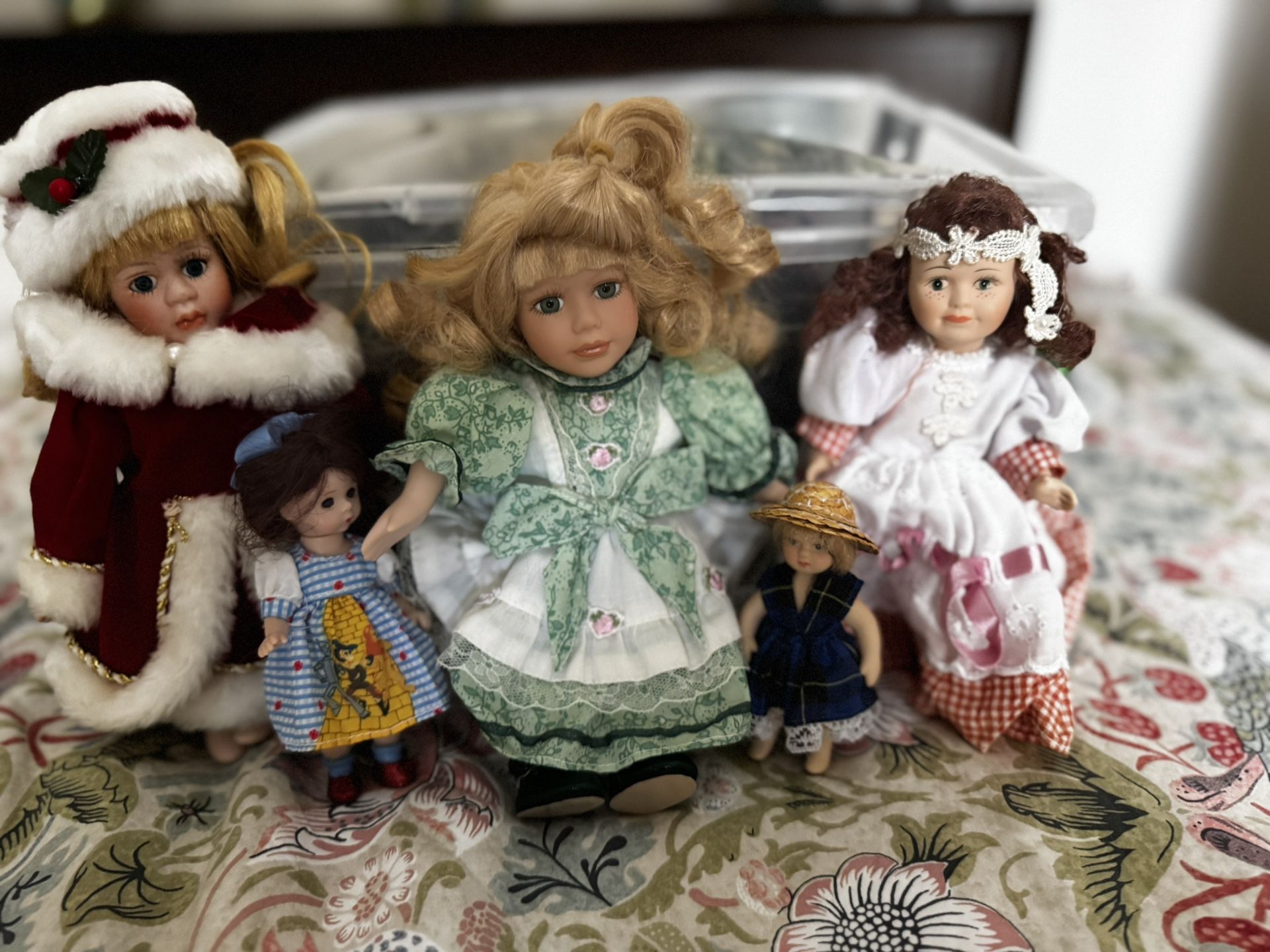 ***VINTAGE**** GLASS PORCELAIN DOLLS *****