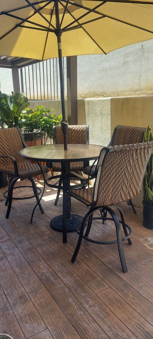 Patio Set: Table and 4 Chairs