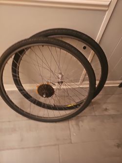 2 biker tire and rim Schrader 7 gear cog