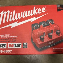 Milwaukee ((contact info removed)7) M12™ & M18™ Rapid Charge Station