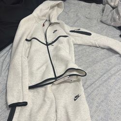 BRAND NEW NIKE TECH SET 
