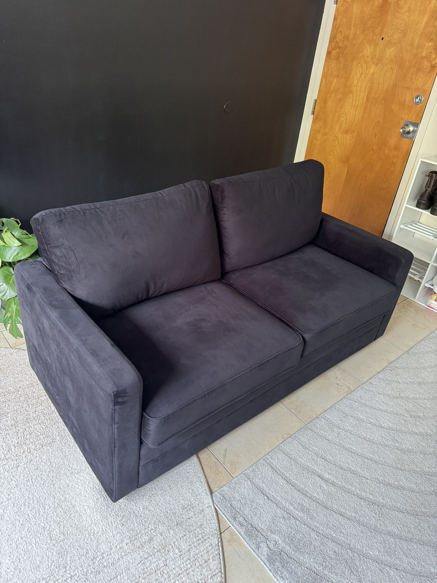 Sophisticated black (pull out) couch