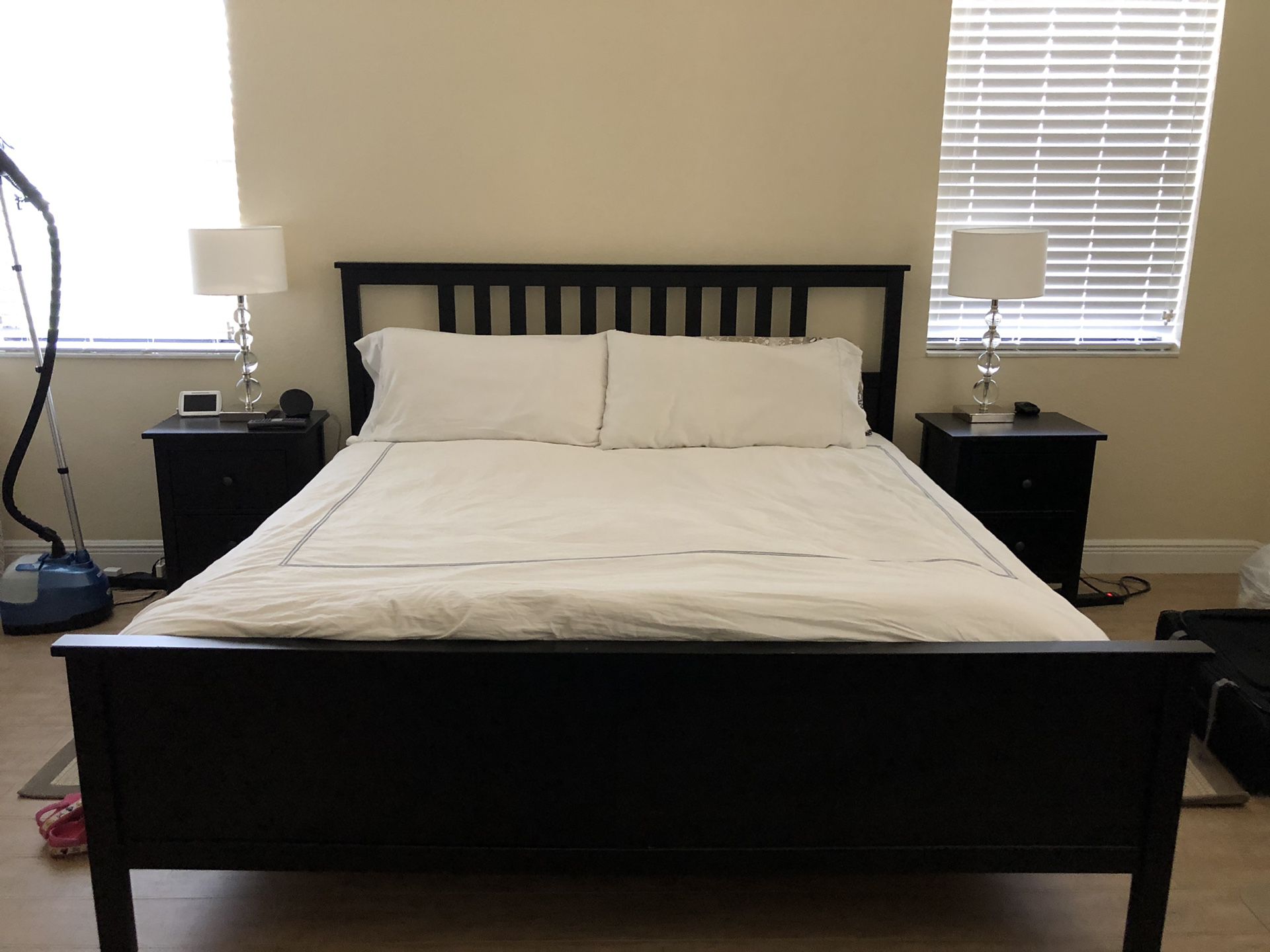 King bedroom set. Brown dark. sale!! Perfect conditions with excelente Mattress