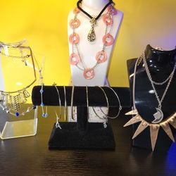  #1549 GORGEOUS  LOT  VINTAGE  COLLECTION , GREAT CONDITION. 
