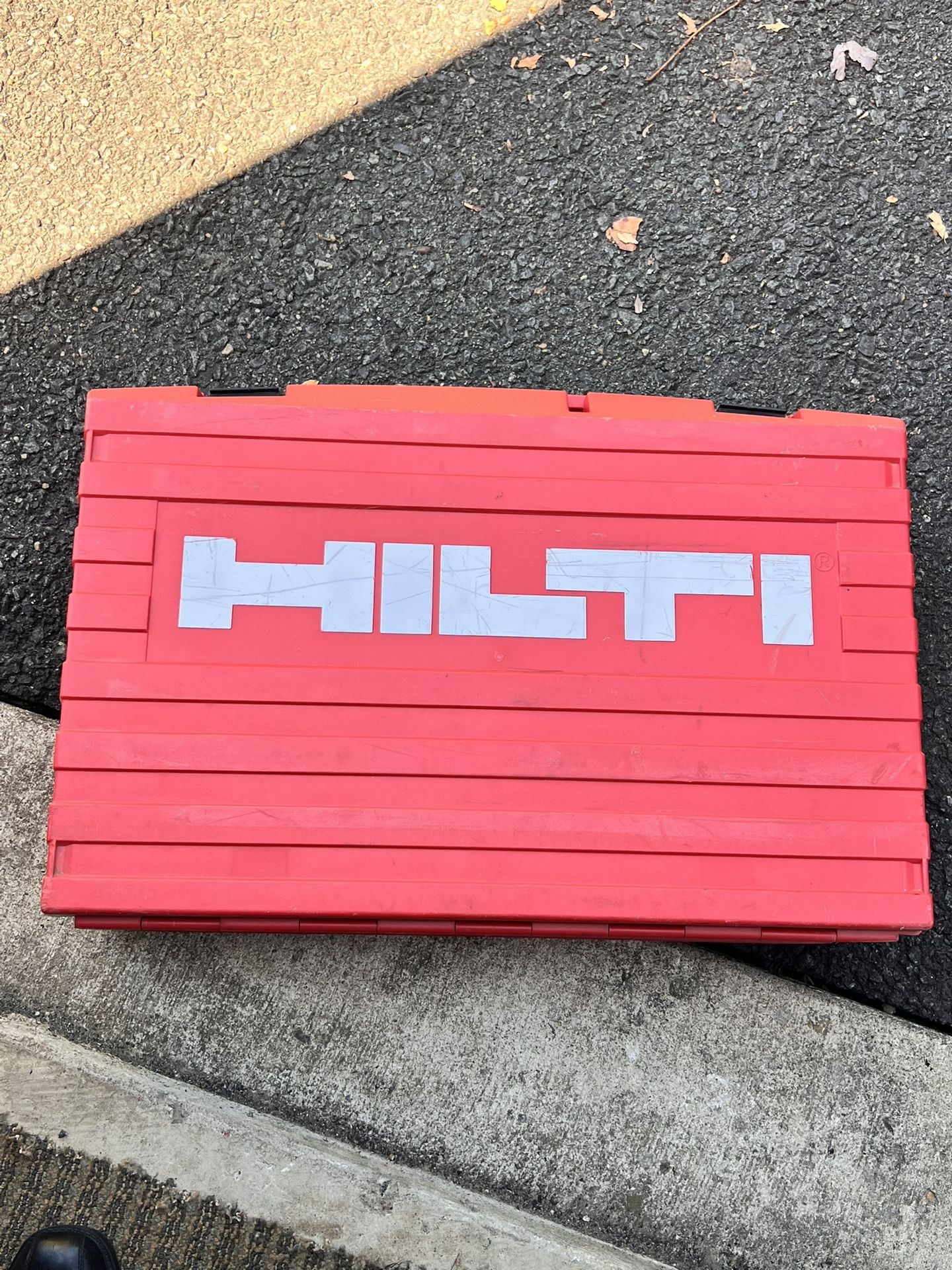 Hilti WSR 1400-PE reciprocating saw in its case, designed for heavy-duty demolition work. Ke