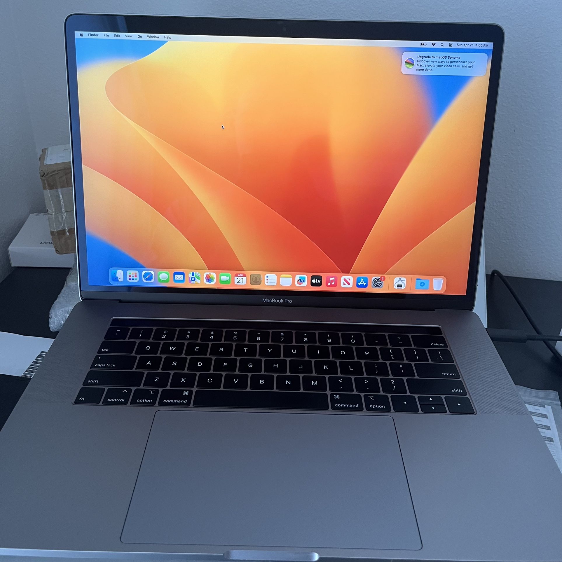 2019 Macbook Pro 15 inch - Core i9 - 16gb RAM - 512GB Storage