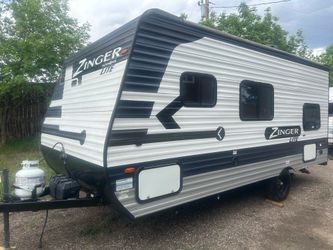 Zinger light 2022 18 foot self-contained bunk model