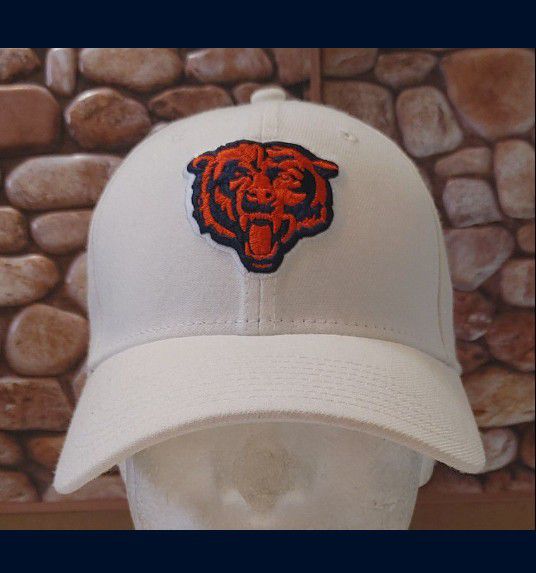 Chicago Bears Size S/M New Era 39THIRTY WHITE "ANGRY BEAR LOGO" Hat (NW/OT) UNWORN!😇 Slight Glue Mark On Undervisor EXCELLENT CONDITION.