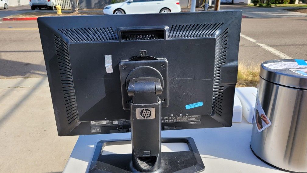 24 Inches Monitor Vga . Dvi . With Stand