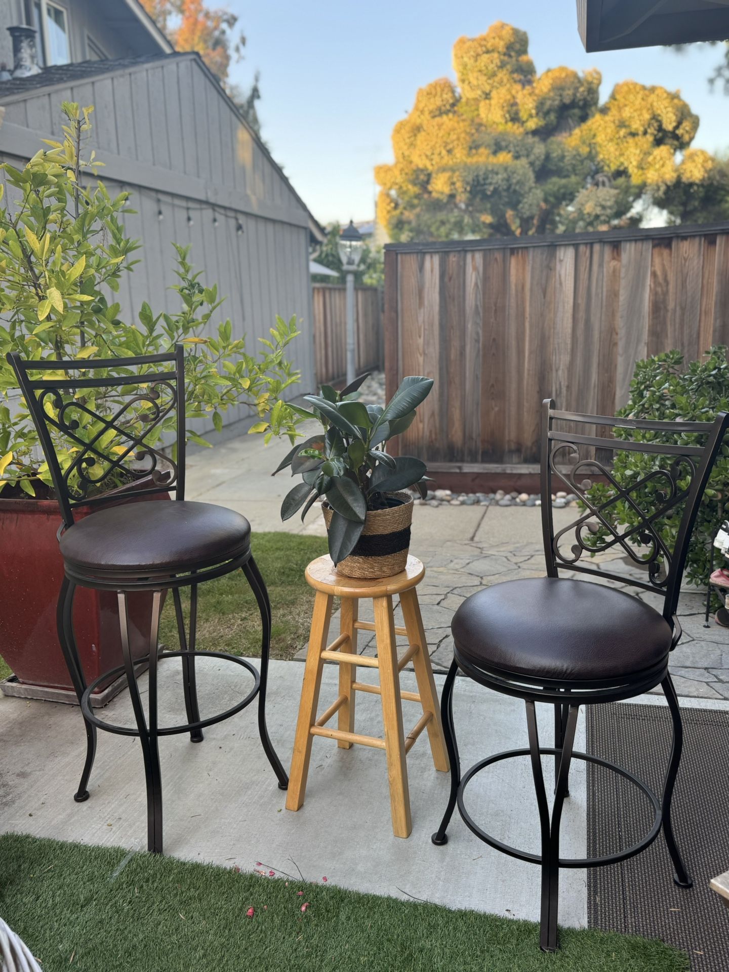 2 Modern Metal Bar Stools – Sturdy & Stylish!