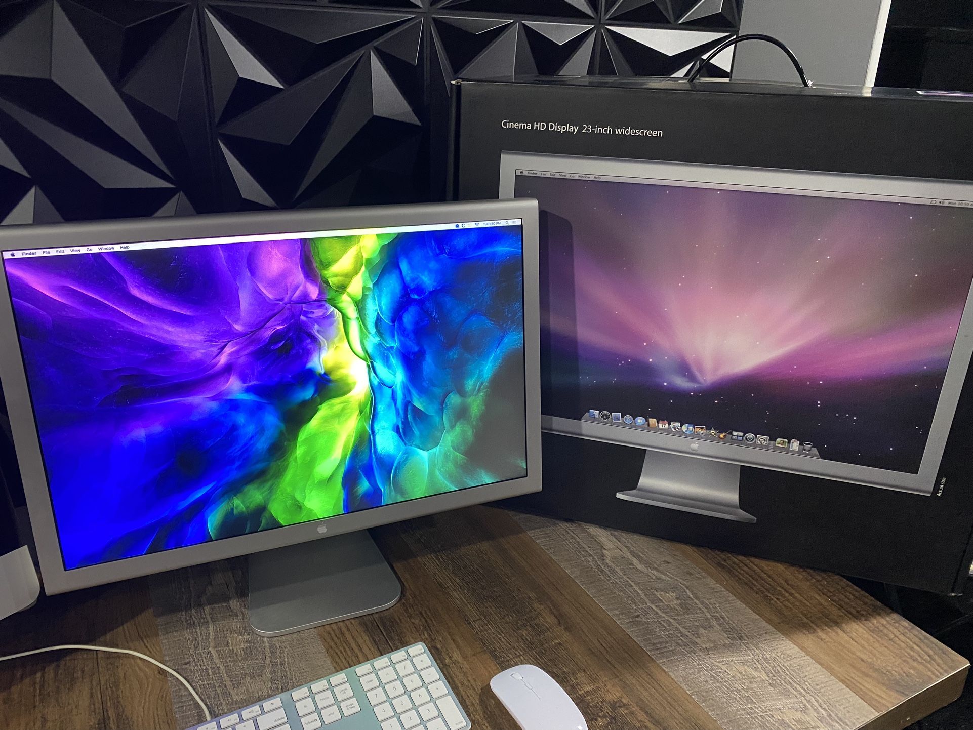 23 Inch Apple Cinema Display With Box Nice LOOK