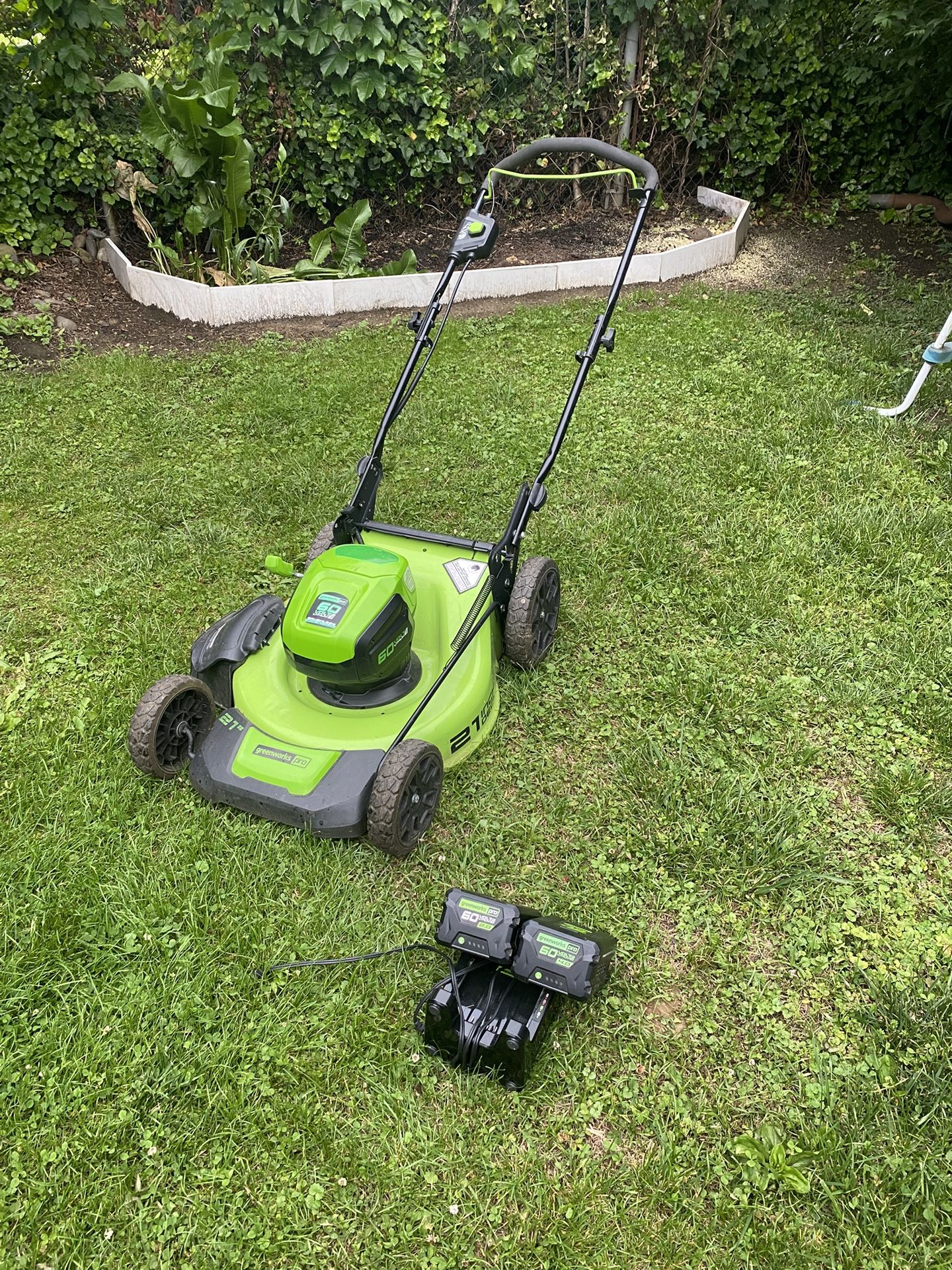 Electric lawnmower
