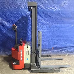 2017 Raymond Electric Pallet Stacker RSS40 - 11