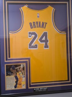 Kobe signes Jersey in frame