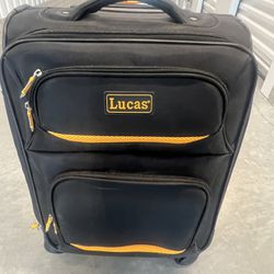 LUCAS ULTRA LIGHTWEIGHT CARRY ON SOFT 20"  EXPANDABLE LUGGAGE SPINNER WHEELS. Pre owned in good cosmetic condition and structurally very much intact. 