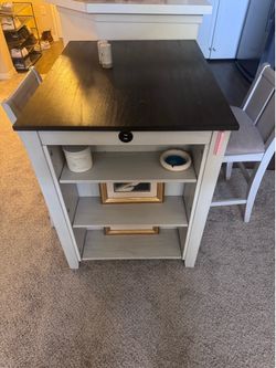 Dining table w/Chairs