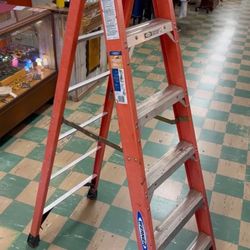 Werner 6 ft. H Fiberglass Step Ladder Type IA 300 lb - (Retail $250)