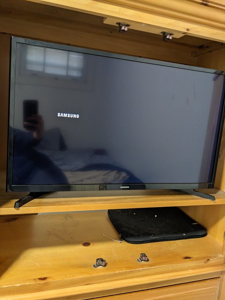 Samsung 32in Smart TV